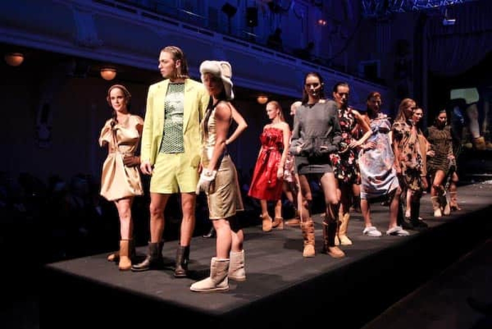 V sodelovanju s pevko Neisho in znamko obutve UGG Australia smo organizirali modno revijo, kjer s - projekti/paideia_events_ugg_revija_