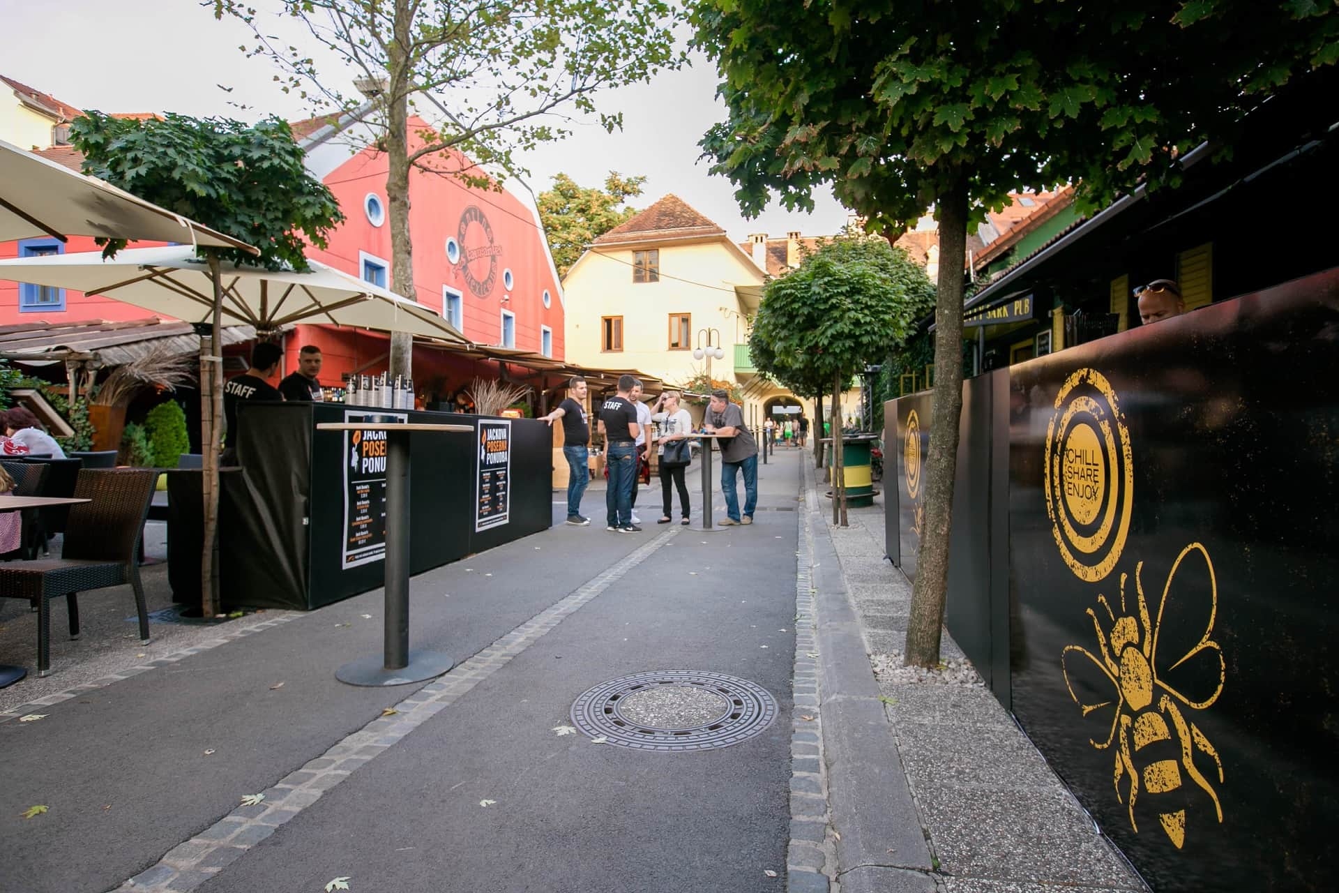 Knafljev prehod v središču Ljubljane je na četrtkov večer pokal po šivih. Več kot 2000 ljudi je p - projekti/Jack-17.5.2015-Photo-Ziga-