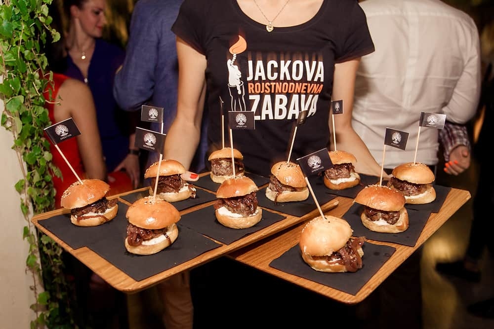 Knafljev prehod v središču Ljubljane je na četrtkov večer pokal po šivih. Več kot 2000 ljudi je p - projekti/Jack-17.5.2015-Photo-Ziga-