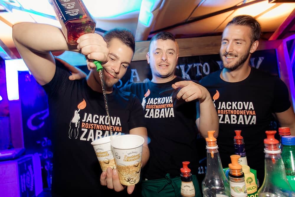 Knafljev prehod v središču Ljubljane je na četrtkov večer pokal po šivih. Več kot 2000 ljudi je p - projekti/Jack-17.5.2015-Photo-Ziga-