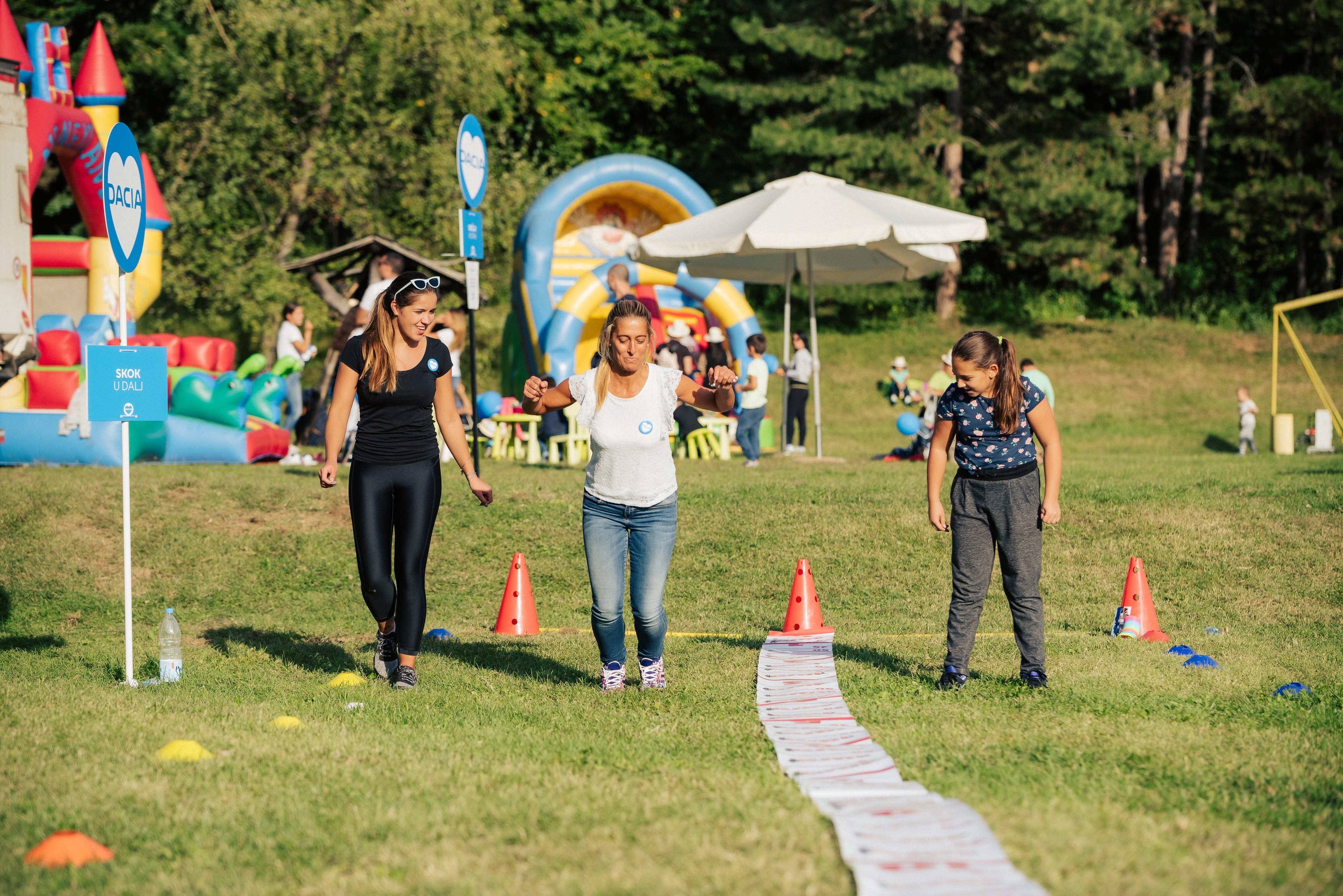 Organizacija Dacia družinskega piknika na Fruški gori v Srbiji. Organizacija dogodkov Paideia Events.