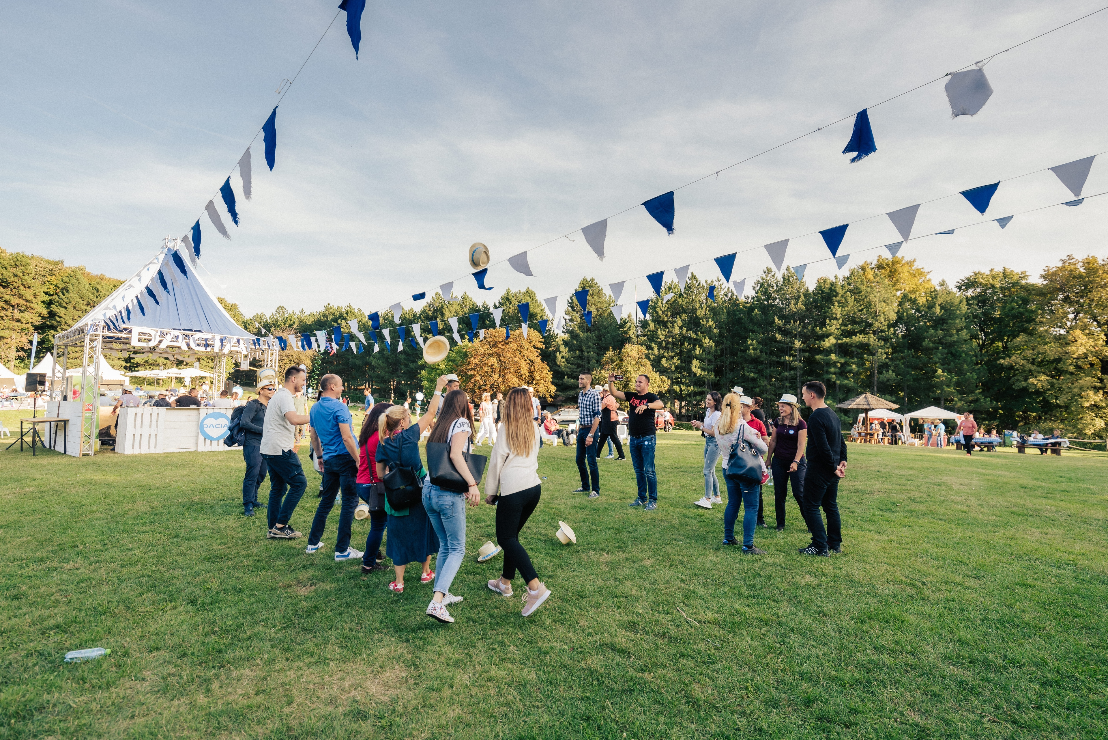 Organizacija Dacia družinskega piknika na Fruški gori v Srbiji. Organizacija dogodka Paideia Events.