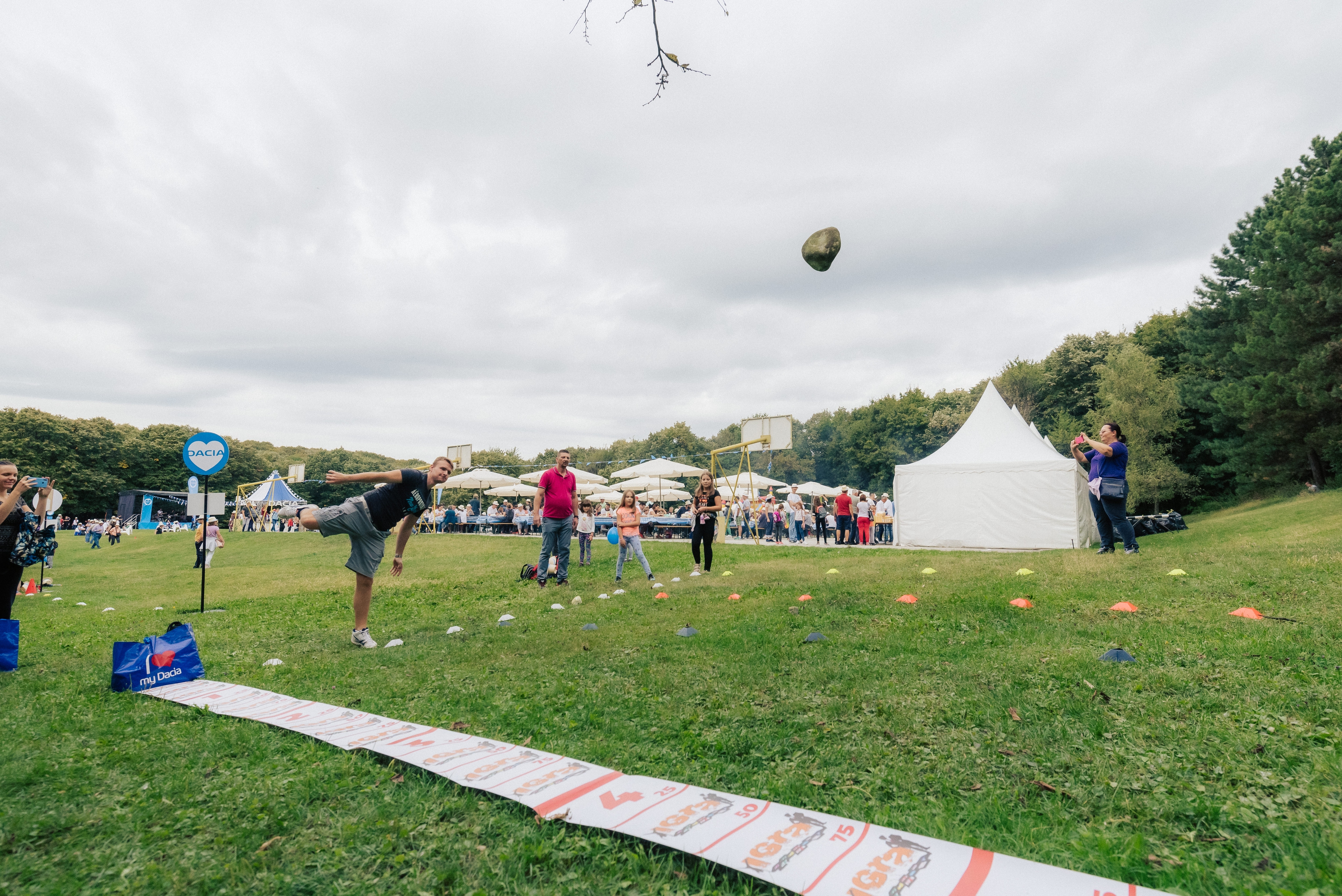 Organizacija Dacia družinskega piknika na Fruški gori v Srbiji. Organizacija dogodkov Paideia Events.