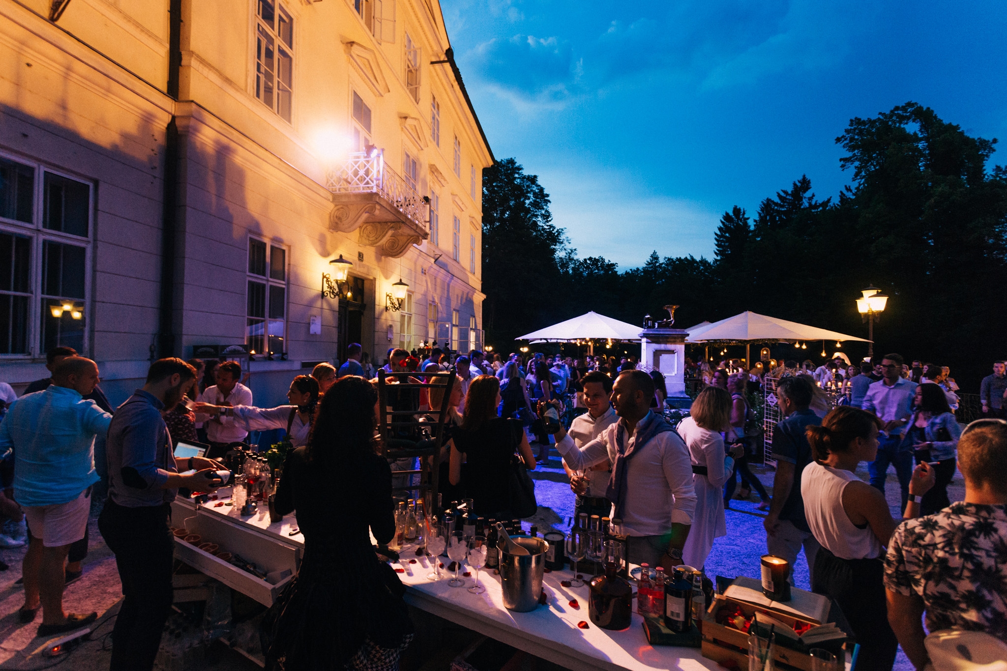 Hendrick’s Gin je v četrtek zvečer na Grad Tivoli sprejel nenavadne ljudi in obiskovalcem priprav - projekti/Paideia-Events-Hendricks-1