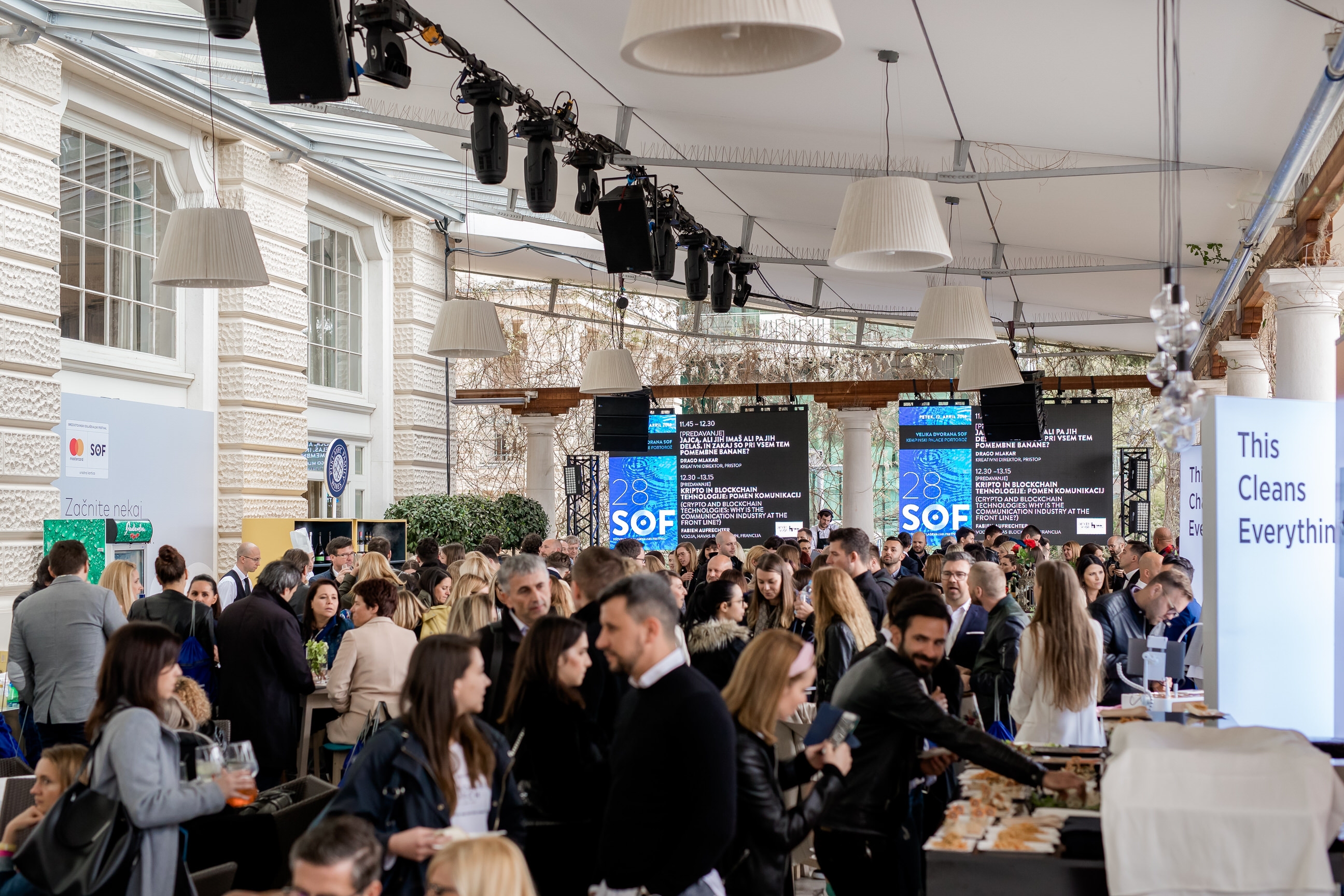 Organizacija SOF - Osrednji slovenski oglaševalski dogodek v hotelu Kempinski Palace Portorož. Organizacija dogodkov Paideia Events.