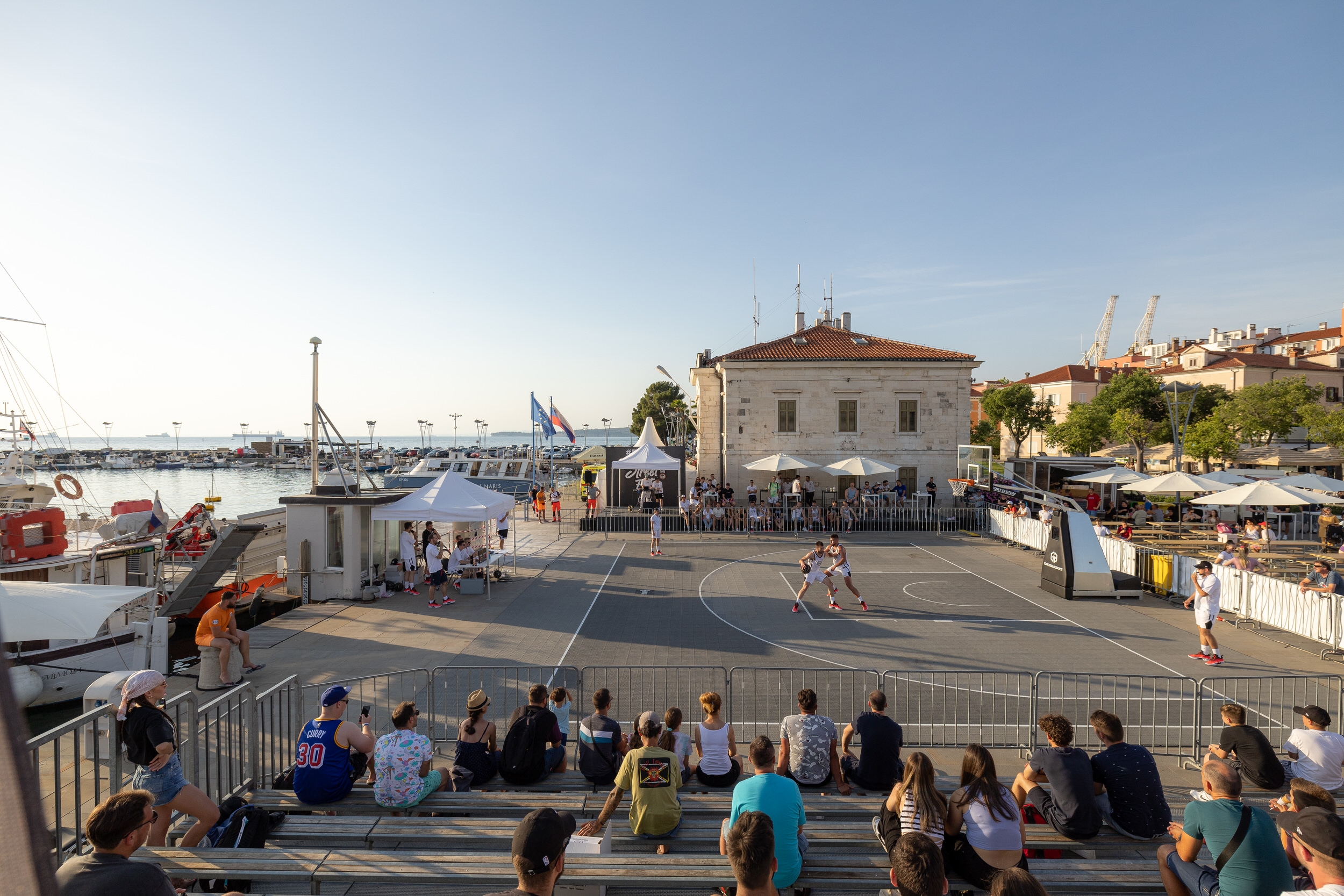 Organizacija Grosbasket Street Elite dogodka na Ukmarjevem trgu v Kopru. Produkcija dogodkov Paideia Events.