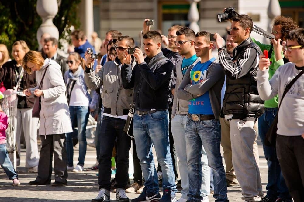 Prešernov trg v Ljubljani vsak dan prečka na tisoče pešcev, ki hitijo vsak v svojo smer, zatoplje - projekti/Paideia-events-Peugeot-Mob