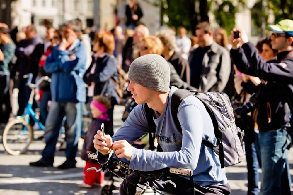 Prešernov trg v Ljubljani vsak dan prečka na tisoče pešcev, ki hitijo vsak v svojo smer, zatoplje - projekti/Paideia-events-Peugeot-Mob