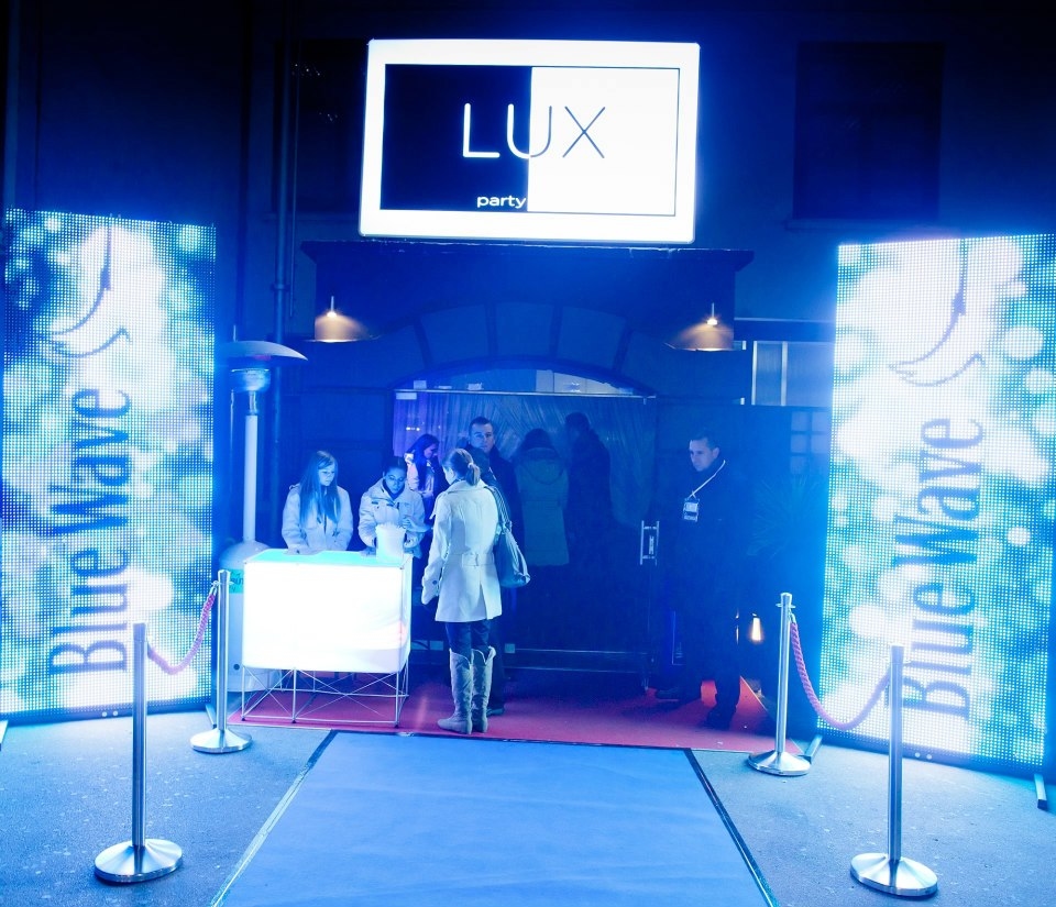 V klubu LUX v Ljubljani smo publiko ogreli z eminentnim gostom DJ Freemasons, ki je privabil več  - projekti/paideia_events_blue_wave_2