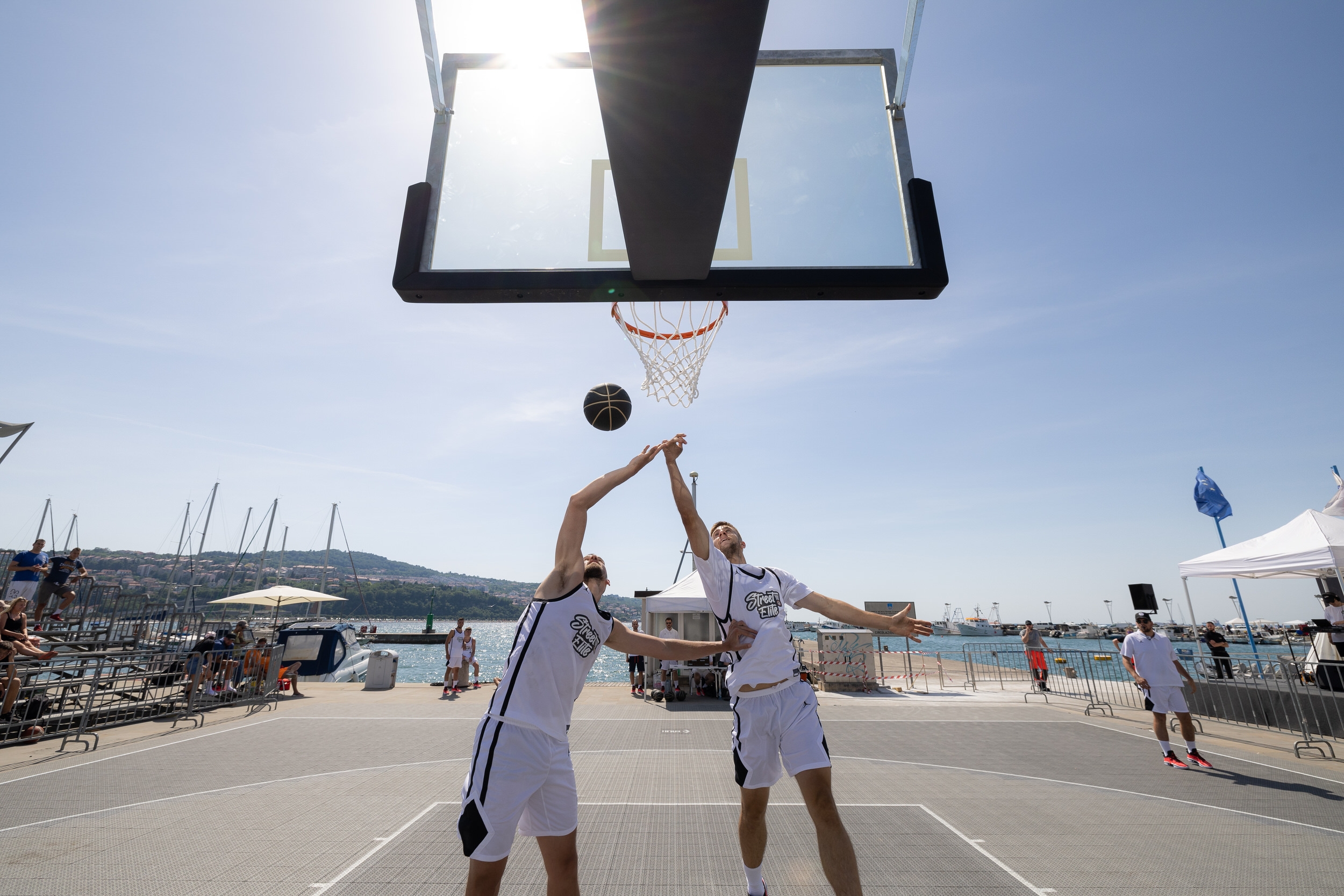 Organizacija Grosbasket Street Elite dogodka na Ukmarjevem trgu v Kopru. Produkcija dogodkov Paideia Events.