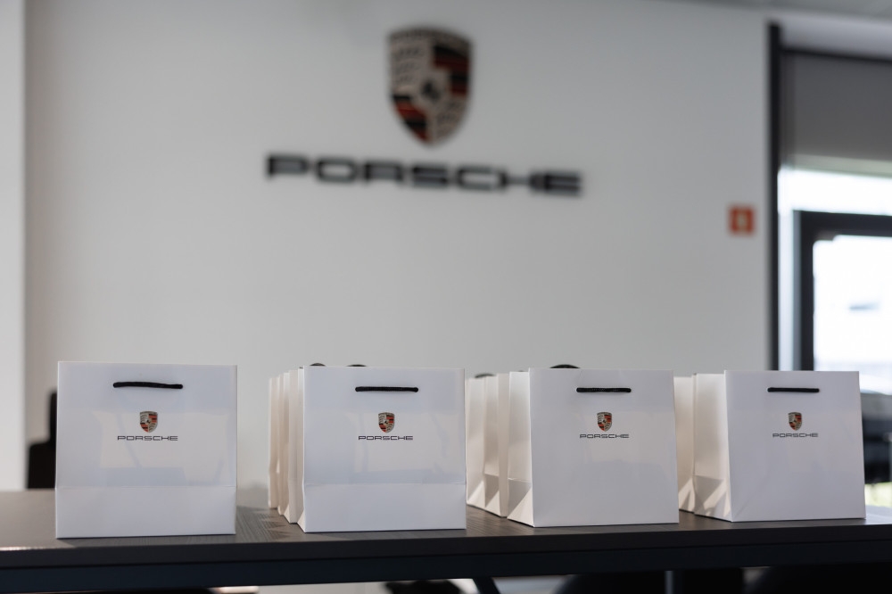 Pred uradnim lansiranjem novega Porsche Macana smo v salonu Porsche Ljubljana pripravili skrivnos - porsche_maccann_sneakpeek/porsche-m