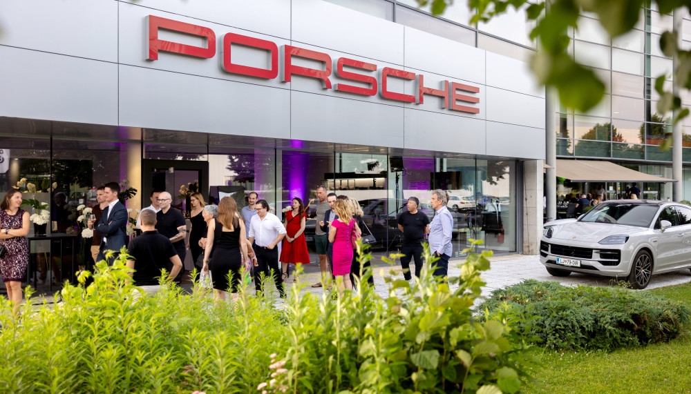 Before the official launch of the new Porsche Macan, we organised a secret event for the invited  - porsche_maccann_sneakpeek/porsche-m