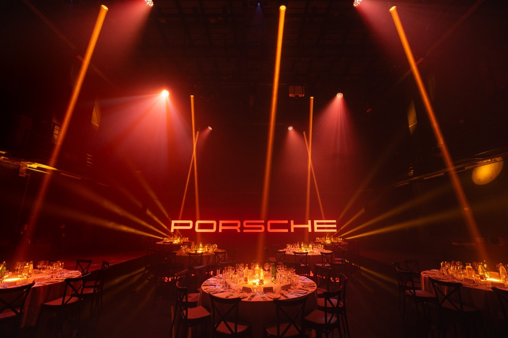 Za povabljene goste smo organizirali sedečo večerjo ob predstavitvi novega Porsche Taycan, z nastopom Lare Baruca ob razkritju novega P