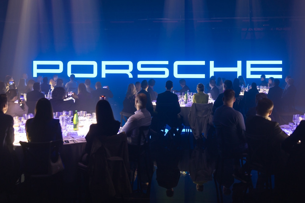 Za povabljene goste smo organizirali sedečo večerjo ob predstavitvi novega Porsche Taycan, z nastopom Lare Baruca ob razkritju novega P