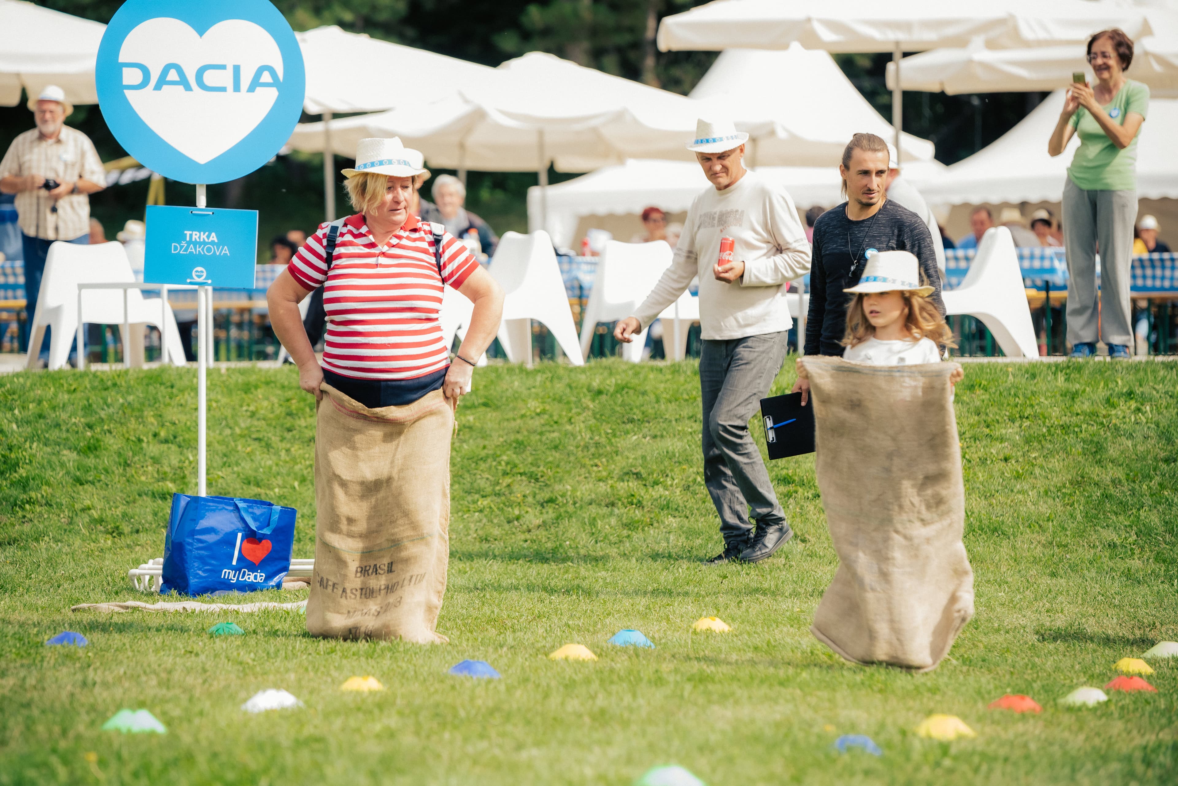 Organizacija Dacia družinskega piknika na Fruški gori v Srbiji. Organizacija dogodkov Paideia Events.