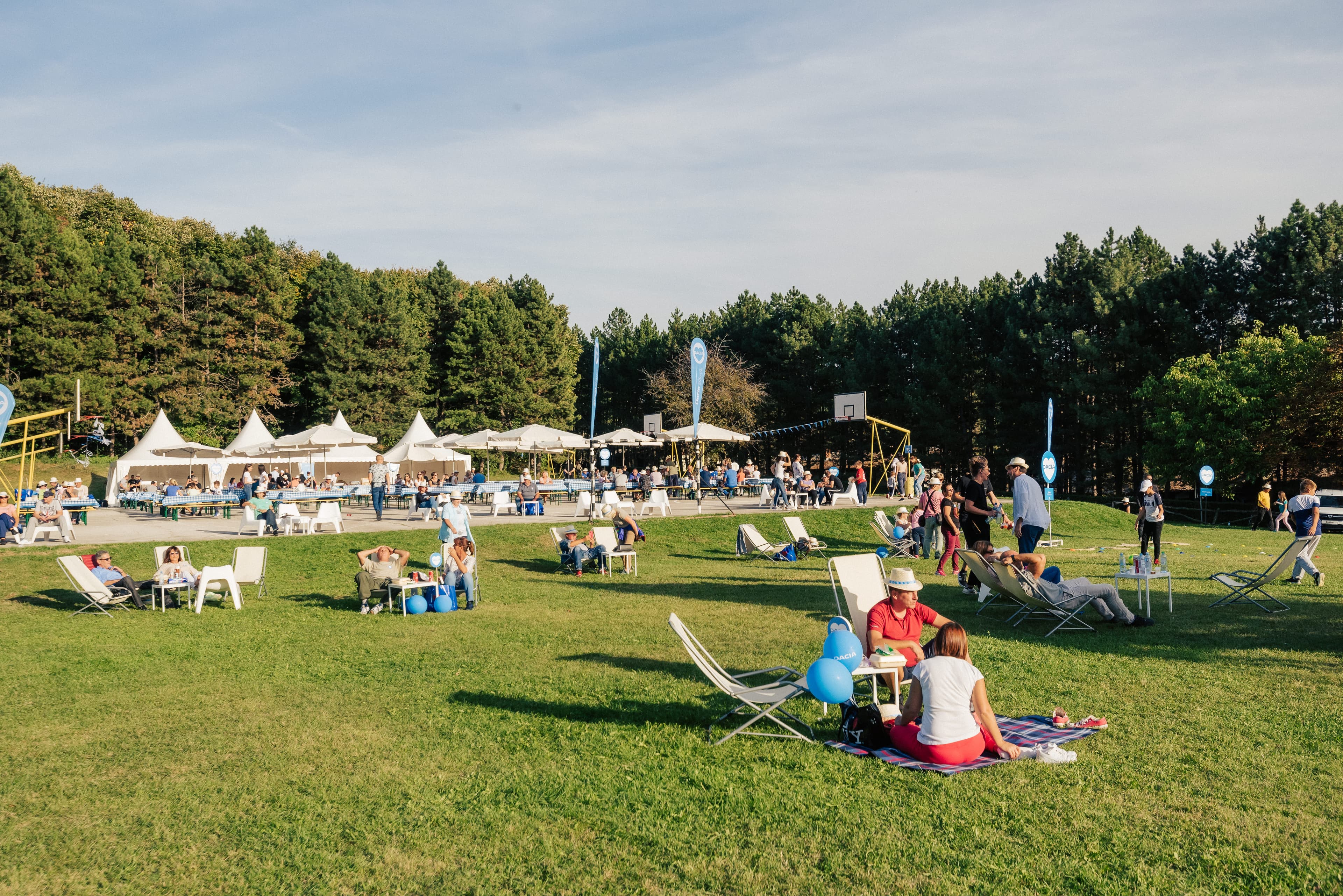 Organizacija Dacia družinskega piknika na Fruški gori v Srbiji. Organizacija dogodka Paideia Events.