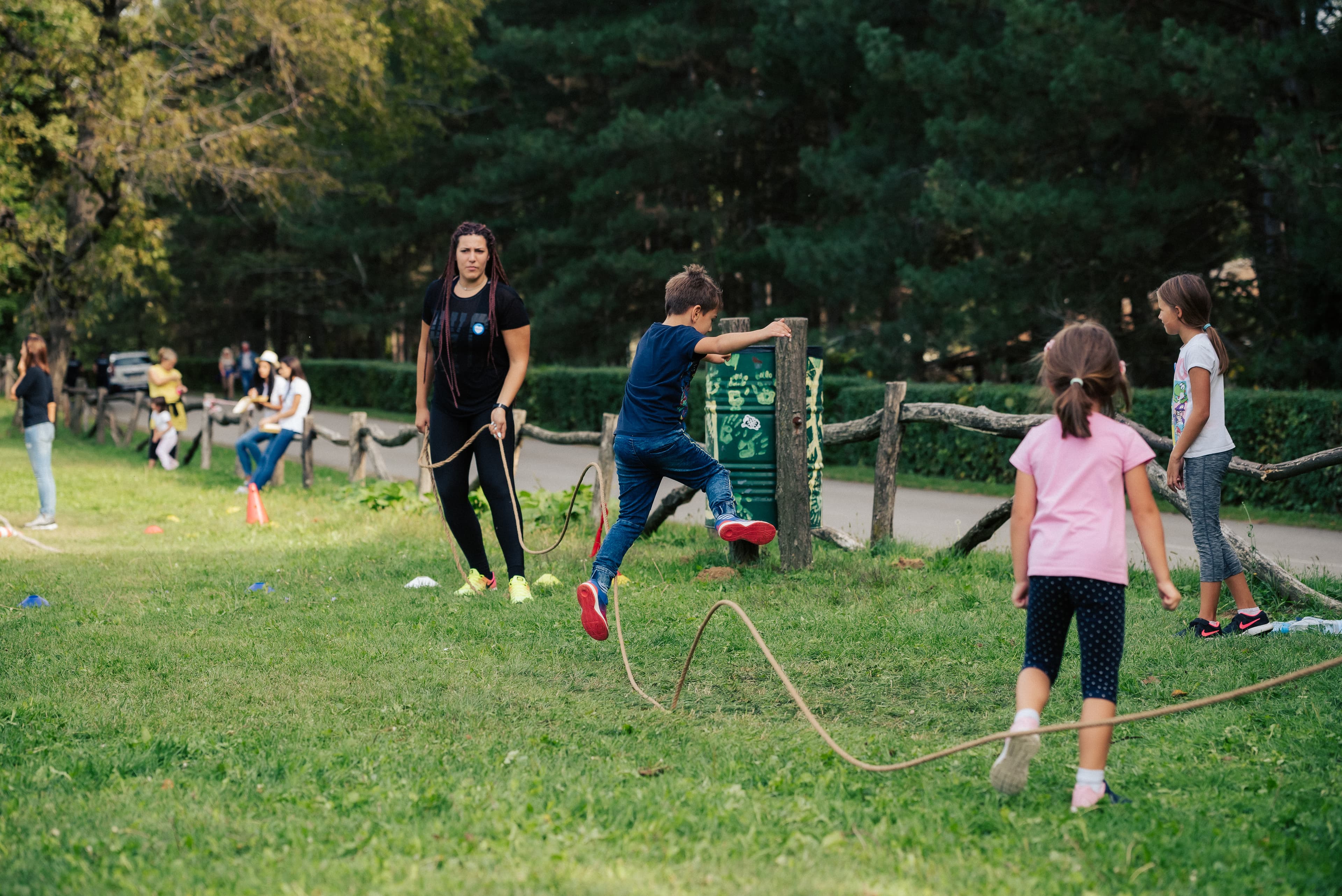 Organizacija Dacia družinskega piknika na Fruški gori v Srbiji. Organizacija dogodka Paideia Events.