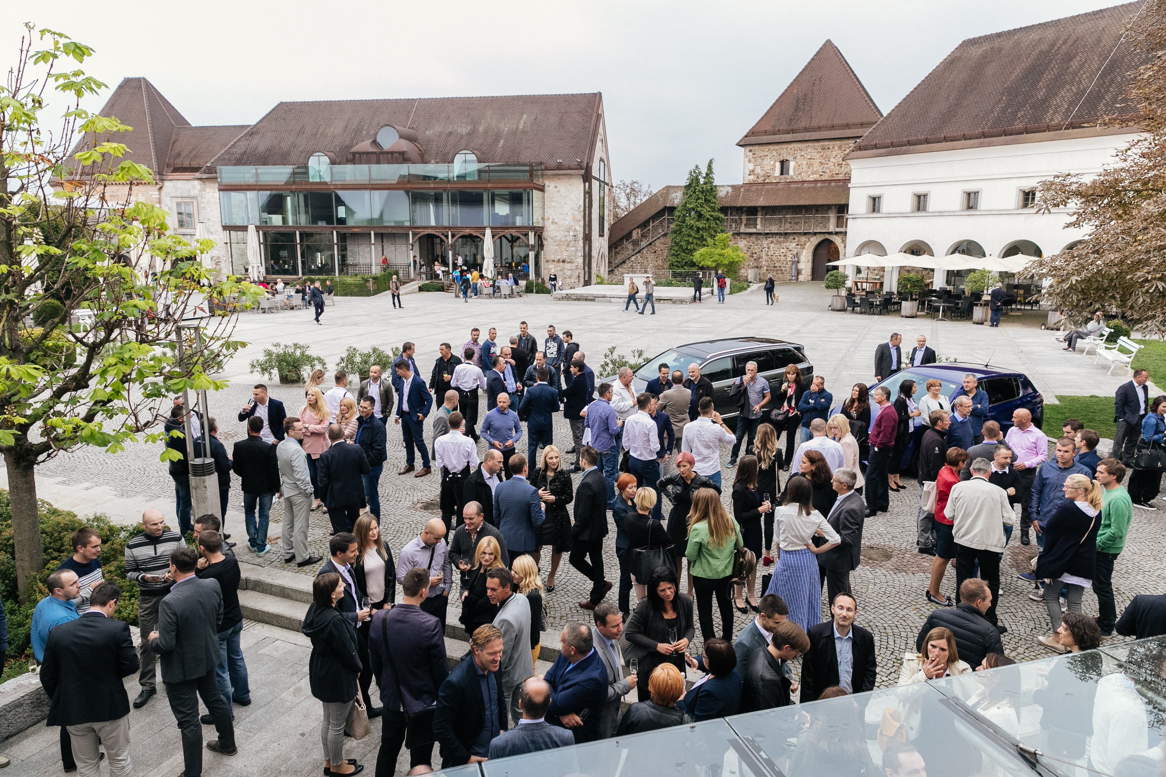 Na Ljubljanskem gradu so se zbrali poslovni partnerji, novinarji in drugi ljubitelji francoskih j - projekti/Paideia-Events-Peugeot-kon