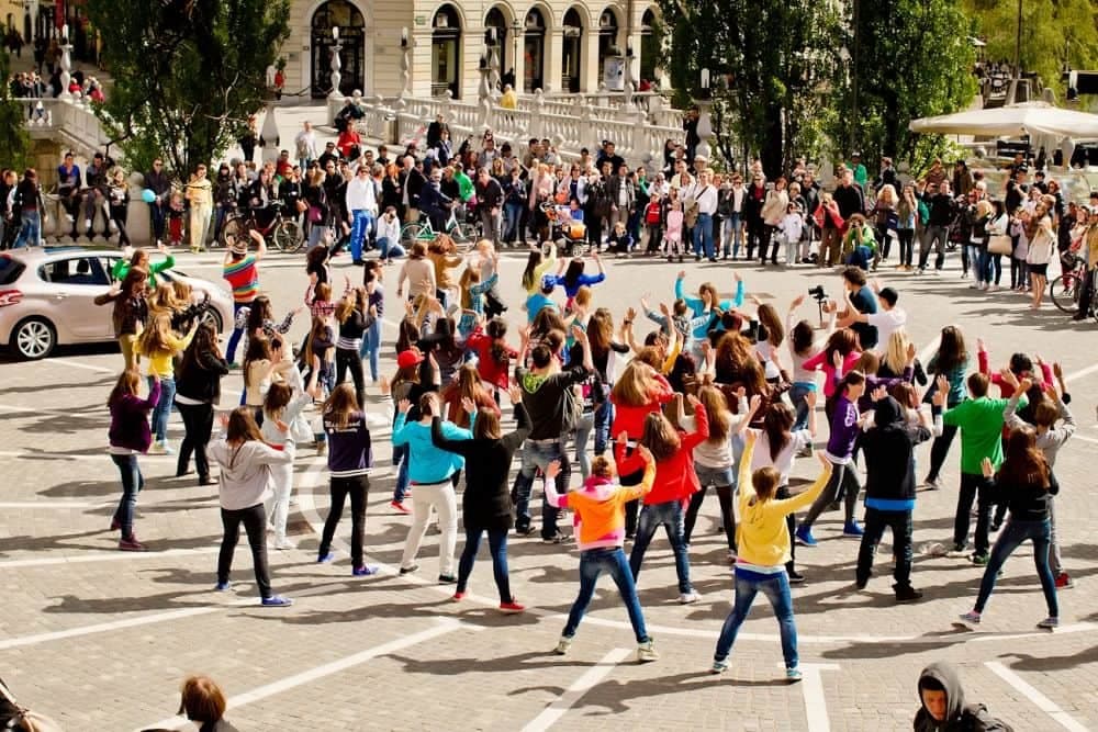 Prešernov trg v Ljubljani vsak dan prečka na tisoče pešcev, ki hitijo vsak v svojo smer, zatoplje - projekti/Paideia-events-Peugeot-Mob