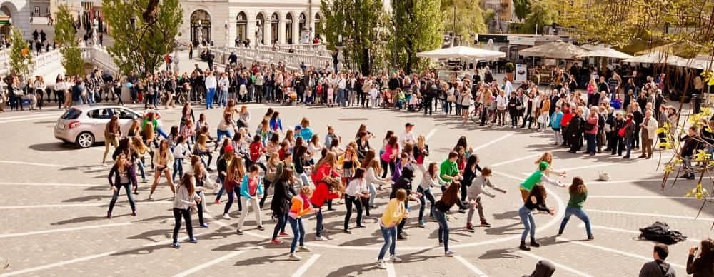 Prešernov trg v Ljubljani vsak dan prečka na tisoče pešcev, ki hitijo vsak v svojo smer, zatoplje - projekti/Paideia-events-Peugeot-Mob