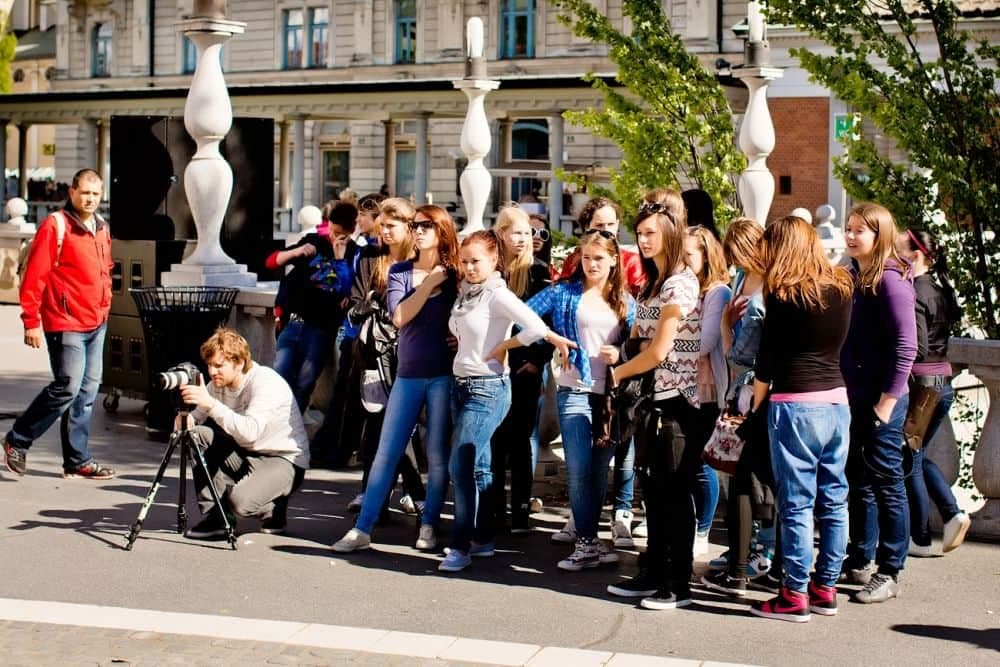 Prešernov trg v Ljubljani vsak dan prečka na tisoče pešcev, ki hitijo vsak v svojo smer, zatoplje - projekti/Paideia-events-Peugeot-Mob