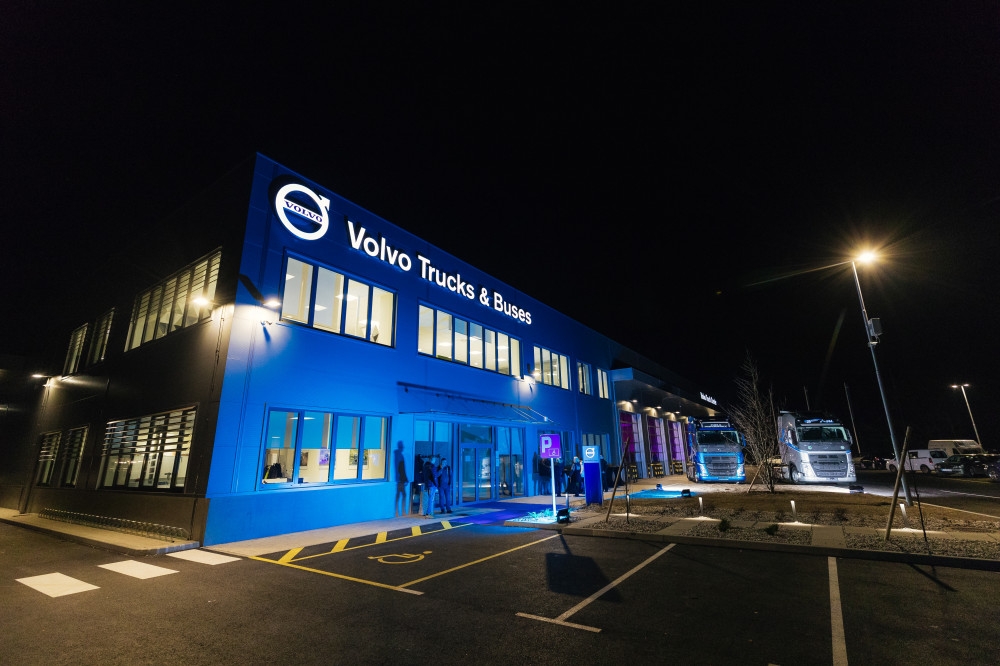 Volvo Slovenija je odprl nove, težko pričakovane prostore Volvo Trucks &amp; Buses centra, ki so  - Paideia-Volvo-center-03