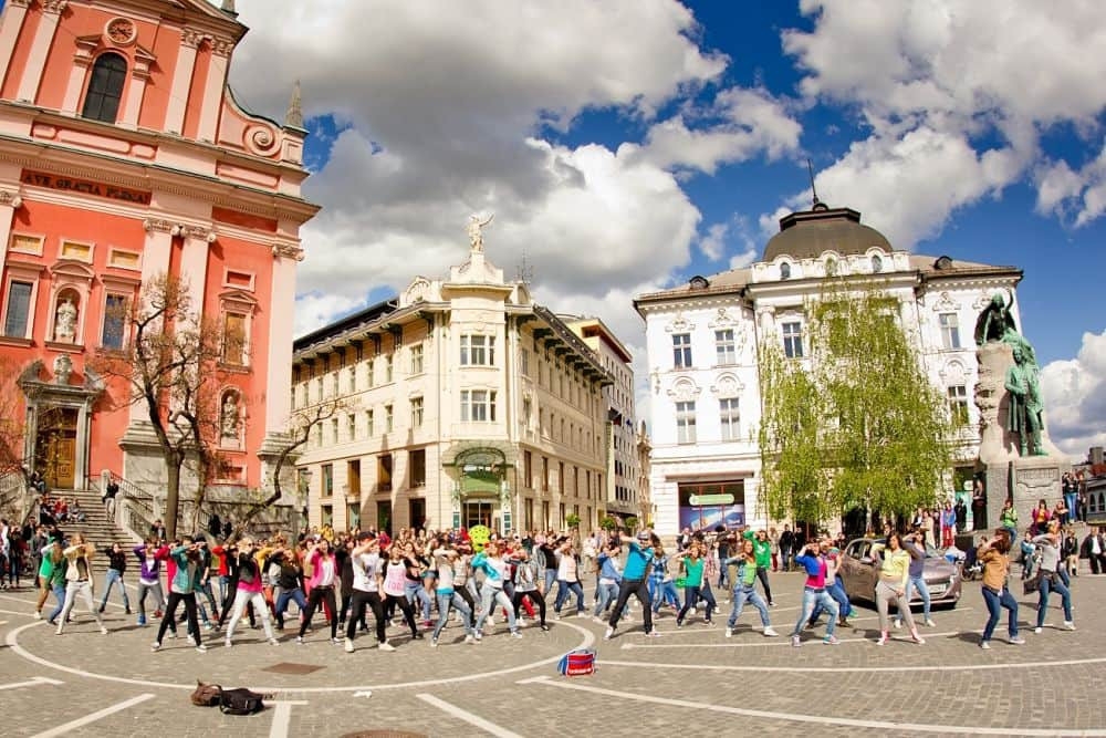 Prešernov trg v Ljubljani vsak dan prečka na tisoče pešcev, ki hitijo vsak v svojo smer, zatoplje - projekti/Paideia-events-Peugeot-Mob
